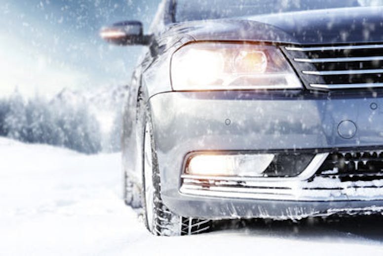 Snåla inte när du köper nya friktionsdäck. Det är en livförsäkring som ska hjälpa dig när du behöver det som mest