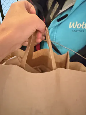 Madlevering fra Wolt leveres til døren - bestilling hentes i papirspose